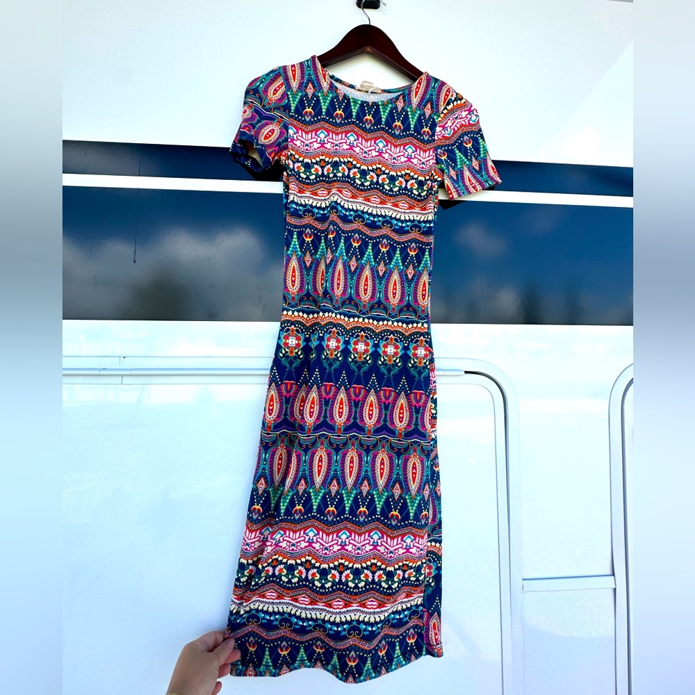 Beautiful pattern Sleek Dress. Size Small